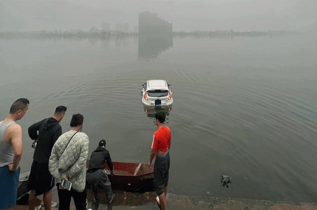 Hà Nội: Người phụ nữ chở theo hai con nhỏ nhầm lẫn chân ga lao thẳng xuống giữa Hồ Tây