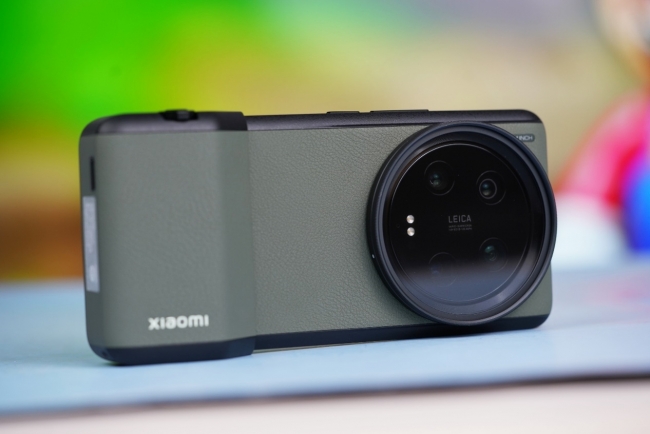 Trên tay Xiaomi 13 Ultra, camera siêu khủng khiến Galaxy S23 Ultra run sợ, giá rẻ hơn iPhone 14 Pro 