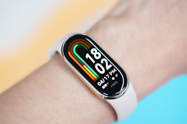Trên tay Xiaomi Band 8, thiết kế kim loại cao cấp như Apple Watch Series 8, giá bán chưa đến 1 triệu