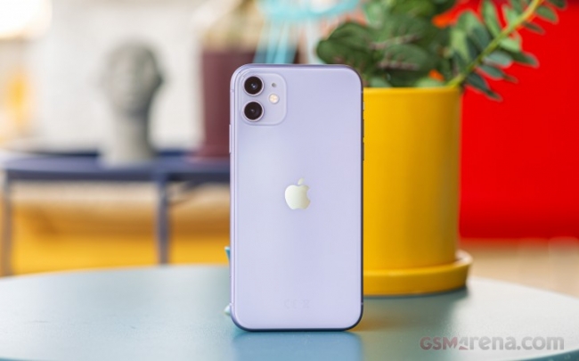 iPhone 11 128GB 'bán phá giá' dịp nghỉ lễ, rẻ bằng nửa iPhone 14, hạ gục Galaxy S23