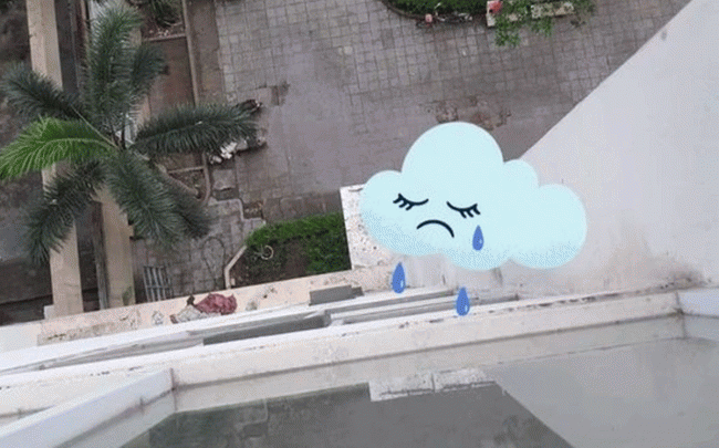 Hà Nội: Bé gái 4 tuổi rơi từ tầng 12 xuống đất sau khi bò ra lỗ bảo hiểm ở ban công tìm bố mẹ