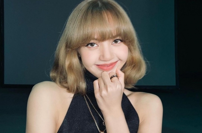 Phản ứng của Lisa (BLACKPINK) khi thấy món quà có gắn camera theo dõi