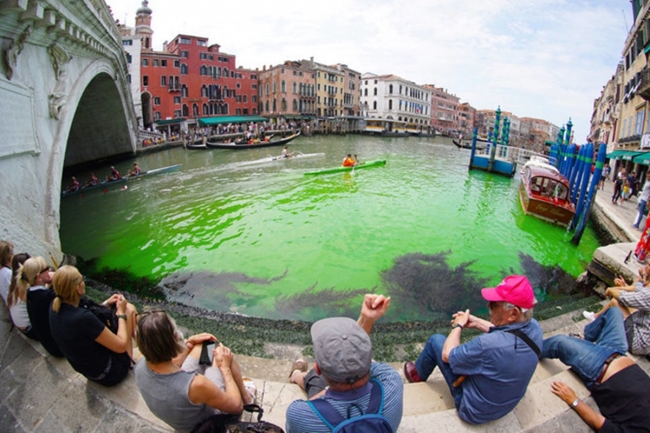 Nước ở kênh đào Venice chuyển màu xanh đậm đặc, lý do đằng sau khiến dân tình bất ngờ