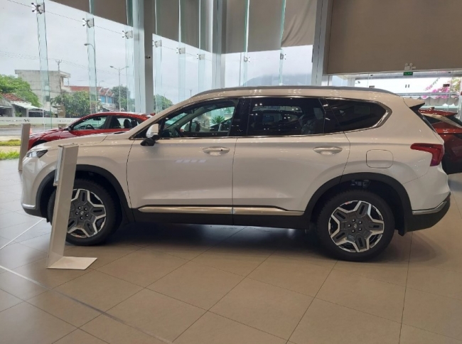 Hyundai Santa Fe giảm giá sâu chưa từng thấy, Ford Everest và Toyota Fortuner cũng phải ‘xin thua’