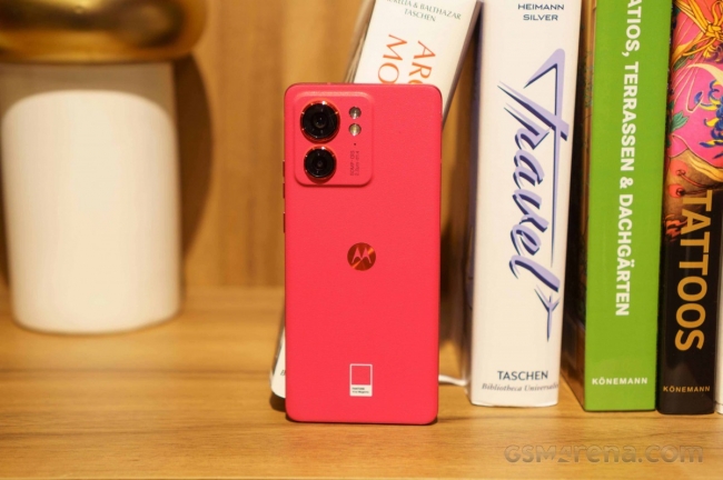 Trên tay Motorola Edge 40 phiên bản Viva Magenta: Không hổ danh là màu Pantone của 2023