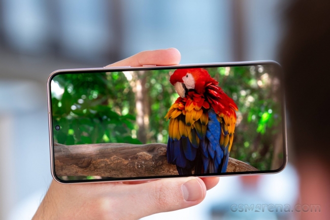 Giá Galaxy S22 Plus giảm gần chục triệu đầu tháng 6 khiến iPhone 12 mini đuổi không kịp