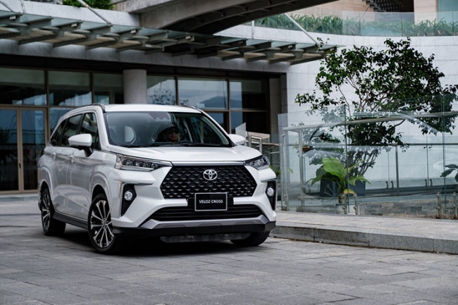 Giá xe Toyota Veloz Cross lăn bánh tháng 6/2023: Ưu đãi 31 triệu đồng, dằn mặt Mitsubishi Xpander