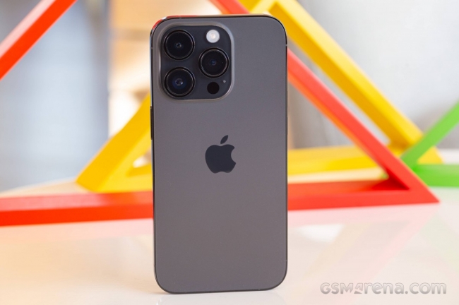 Giá iPhone 14 Pro giảm trực tiếp 6 triệu, giá rẻ hơn Galaxy S23 Ultra hấp dẫn khách Việt