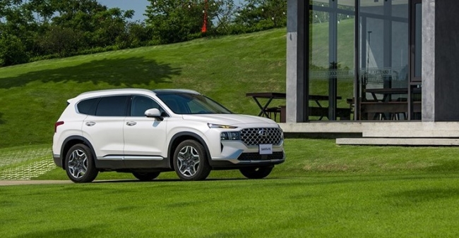 Tin xe trưa 23/9: Giá lăn bánh Hyundai Santa Fe với ưu đãi khủng, nhăm nhe hạ bệ Ford Everest