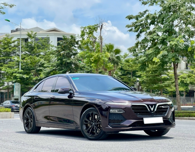 Showroom xả kho VinFast Lux A2.0 cũ, khách Việt đua nhau săn xe giá rẻ