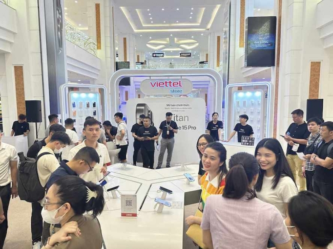 Viettel Store “chơi lớn”: Trả hàng iPhone 15 trong đêm, mở bán tại Royal City trong 3 ngày
