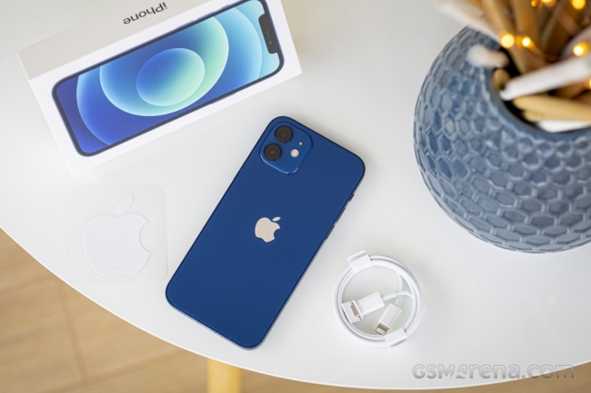 iPhone 12 giá chạm đáy vực, sắp thay iPhone 11 để là iPhone quốc dân với giá rẻ, màn OLED