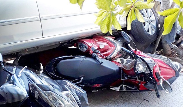 Lùi ôtô từ nhà ra đường, nữ tài xế cuốn 4 xe máy vào gầm