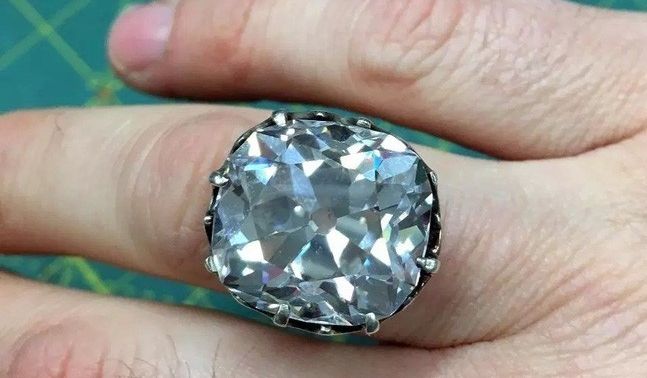 Mua chiếc nhẫn cũ 33 năm trước, bất ngờ bán được 22,4 tỷ đồng