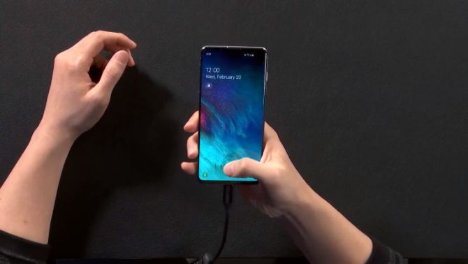 Galaxy S10 lại dính lỗi: Liên tục tự bật màn hình khi đút trong túi quần