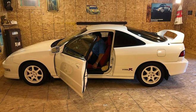 Xế độc Acura bị giấu kín gần 20 năm trong 'mật thất' ở kho thóc