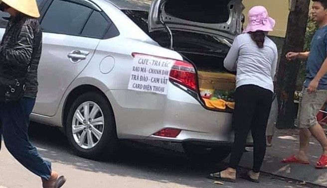 Chẳng cần xe đẩy cho mệt nhọc, chị gái đi bán trà tắc dạo bằng... ô tô, chứng minh làm vì đam mê là có thật