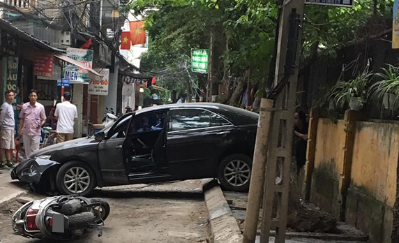Hà Nội: Lùi xe từ trong ngõ, nữ tài xế đạp nhầm chân ga tông vào xe máy khiến 1 người nguy kịch