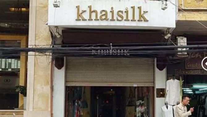 Cửa hàng Khaisilk tháo biển hiệu, lặng lẽ tu sửa bên trong
