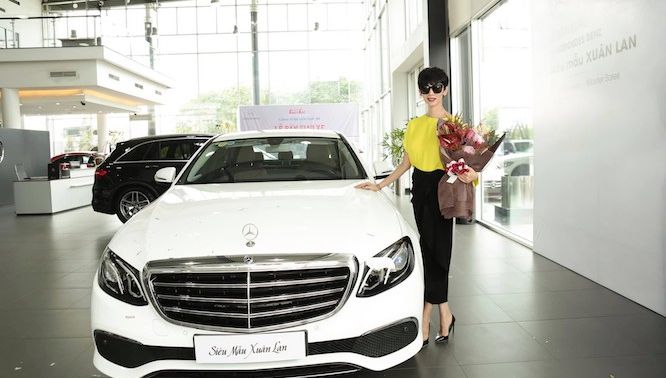 Siêu mẫu Xuân Lan sắm Mercedes-Benz E200 nhưng con gái đòi mua Maybach