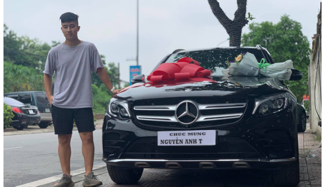 Sinh năm 2000, thiếu gia Thanh Hoá gây sốt khi chi hơn 2 tỷ mua Mercedes-Benz GLC 300