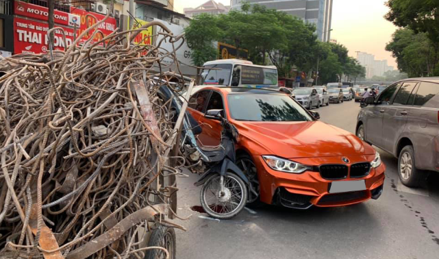 Hà Nội: Xe máy kéo 