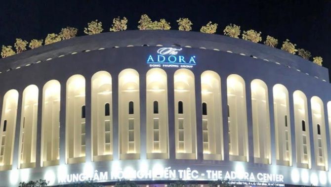 Ai là chủ The Adora Center, nơi hàng chục người ăn tiệc rồi nhập viện?
