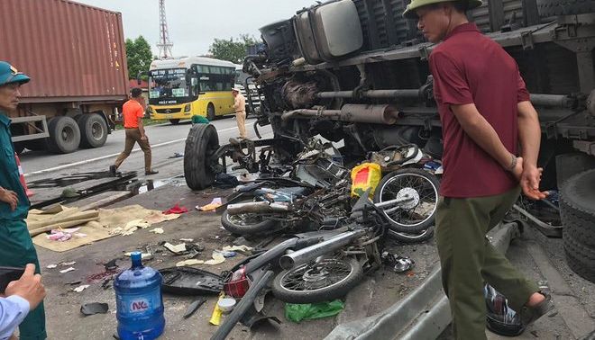 Vụ xe tải lật nghiêng đè 5 người tử vong: Tài xế khai “đạp phanh không ăn”