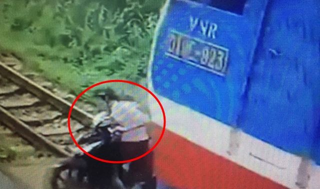 Cô gái bị tàu SE đâm tử vong vì vượt thanh chắn: Khi nào dân Việt Nam mới biết “sợ chết”?