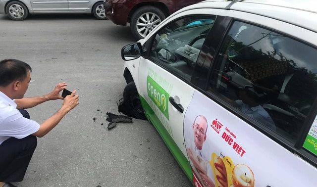 Hình ảnh Taxi sụt bánh giữa đường gây tranh cãi: Lỗi do mặt đường hay ô tô?