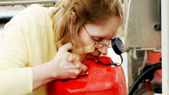 Lý do bất ngờ khiến nhiều người bị nghiện nặng mùi xăng