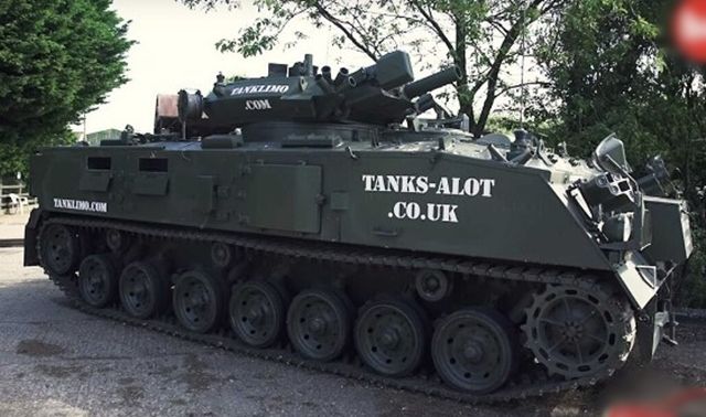 Choáng ngợp với chiếc xe tăng độ Limousine: Bently, Rolls-Royce phải 