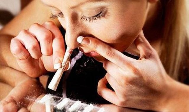 Cô gái 28 tuổi giấu ma túy trong 'vùng kín' và rút ra hít ngay khi đang ngồi trên xe cảnh sát