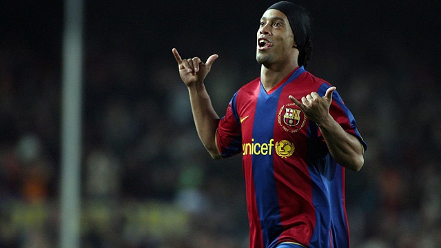 Ở tuổi 39, Ronaldinho bất ngờ quay trở lại thi đấu