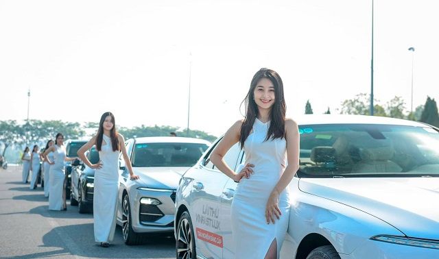 Chiêm ngưỡng dàn xe VinFast Lux của tỷ phú Phạm Nhật Vượng khuấy động Hà Nội