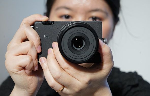 Sigma fp chính thức ra mắt: máy ảnh full frame nhỏ nhất thế giới