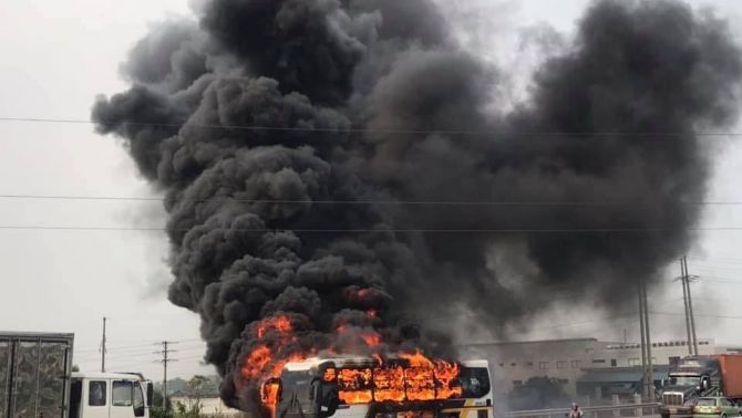 Xe khách cháy ngùn ngụt  trên đường cao tốc Bắc Giang: Hàng chục tính mạng bị đe dọa