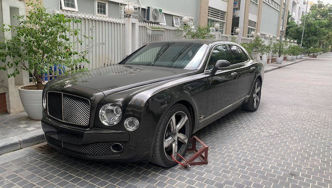Đậu xe sai quy định, Bentley Mulsanne Speed bị khoá bánh trong khu đô thị