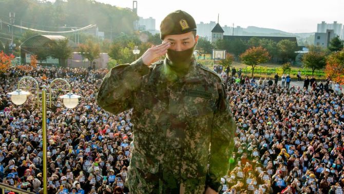 G-Dragon và màn xuất ngũ hoành tráng nhất lịch sử KPOP