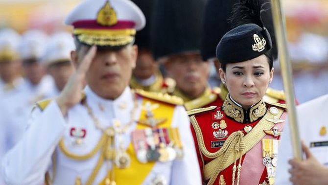 Hai cận vệ phòng ngủ bị vua Thái cách chức vì ngoại tình và hành vi xấu xa