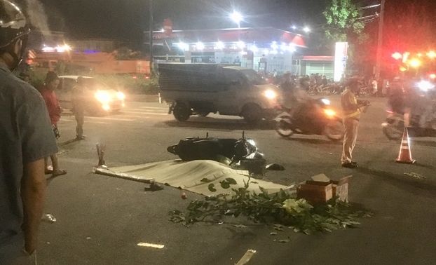 Va chạm với container, cha đẩy con gái lên vỉa hè để nhường sự sống trong giờ phút sinh tử