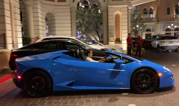 Phạm Hương tiếp tục tậu siêu xe Lamborghini mới, khoe dáng cực sang chảnh