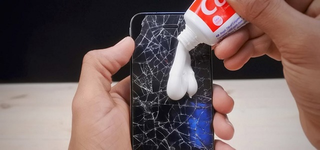 Xóa xước điện thoại nhanh chóng chỉ với kem đánh răng