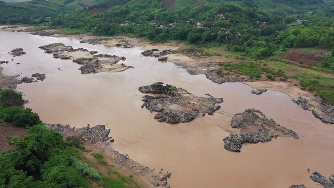 Thủy điện Trung Quốc khiến nước sông Mekong đột ngột đổi màu dị thường