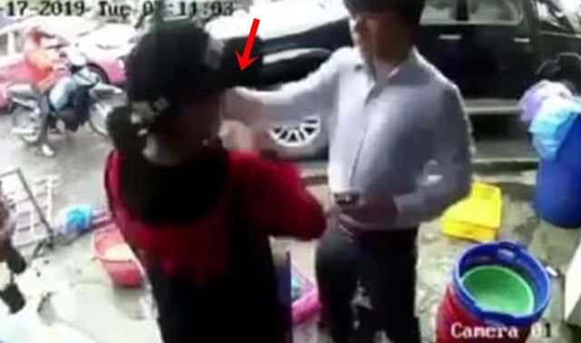 Tát phụ nữ giữa chợ, người đàn ông đi ô tô bị chị em 'hội đồng'
