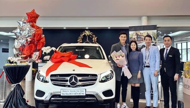 Thủ môn Bùi Tiến Dũng nhận bàn giao Mercedes-Benz GLC 250 do đại gia Hà Nội tặng
