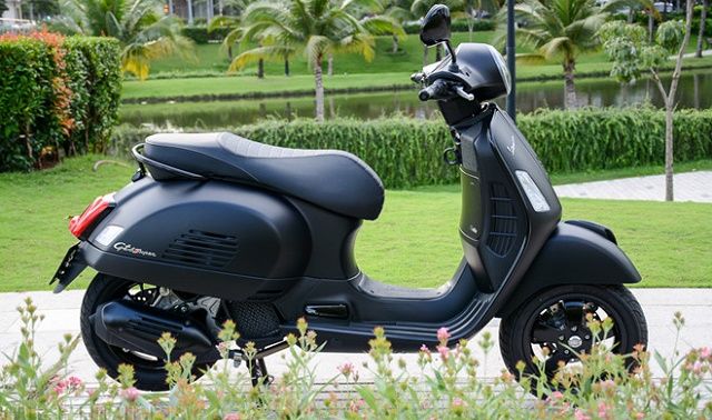 'Hoàng tử bóng đêm' Vespa 155 phân khối, giá cao hơn Honda SH