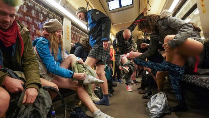 Sốc toàn tập với cảnh các ga tàu điện ngầm đồng loạt xuất hiện hàng nghìn người không mặc quần