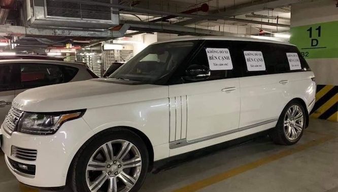 Dán giấy cảnh báo “không đỗ xe bên cạnh”, chủ nhân của Range Rover bị ném đá dữ dội
