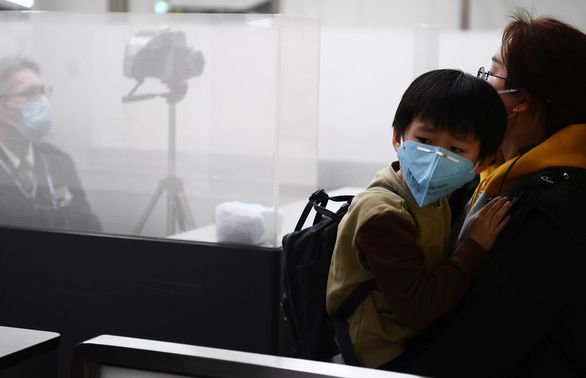 Trung Quốc phong tỏa Vũ Hán vì virus, dân hoảng loạn vì không có đường về quê ăn Tết